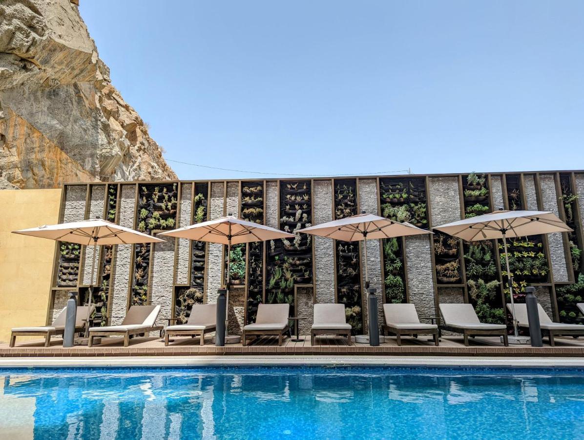 Citadines Abha Aparthotel Luaran gambar The pool at the hotel