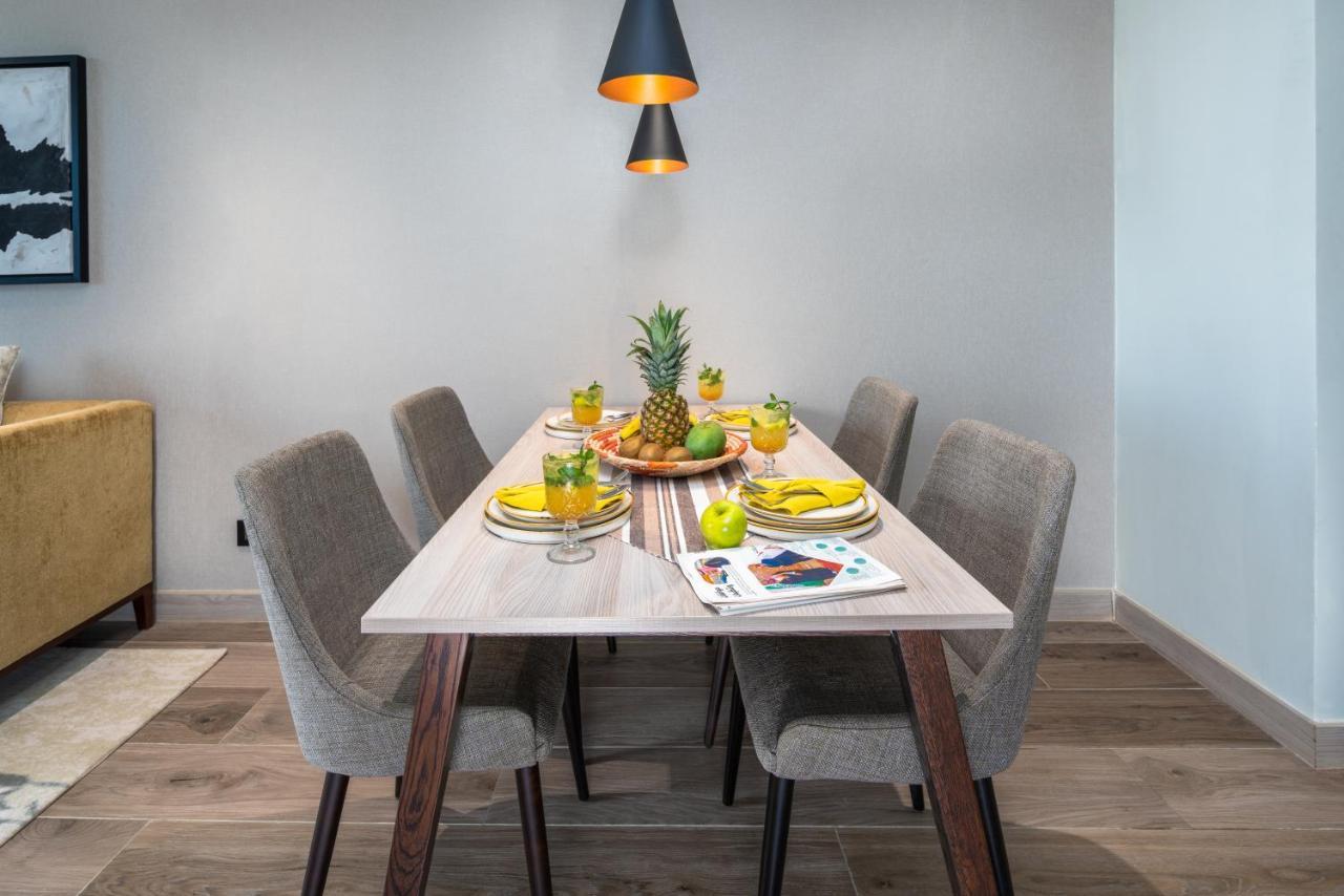 Citadines Abha Aparthotel Luaran gambar A dining room table with chairs