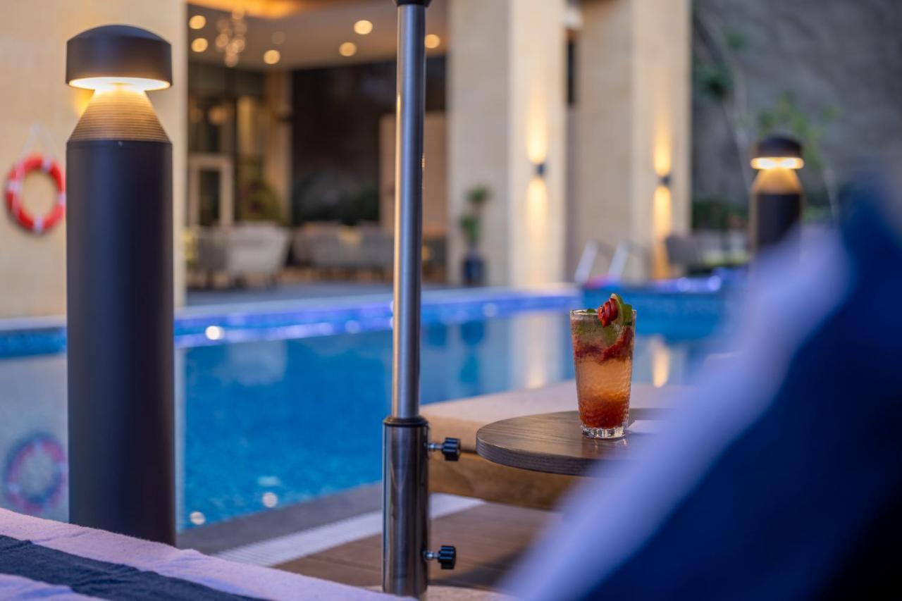 Citadines Abha Aparthotel Luaran gambar The swimming pool at the hotel